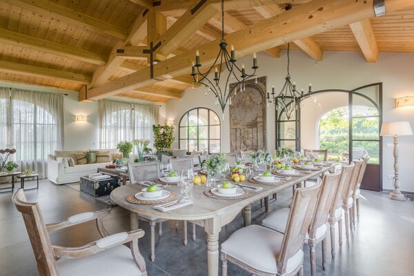 Foto van Villa in Toscane nabij Pisa met zwembad - Vakantiehuis in Orentano - DiningRoom