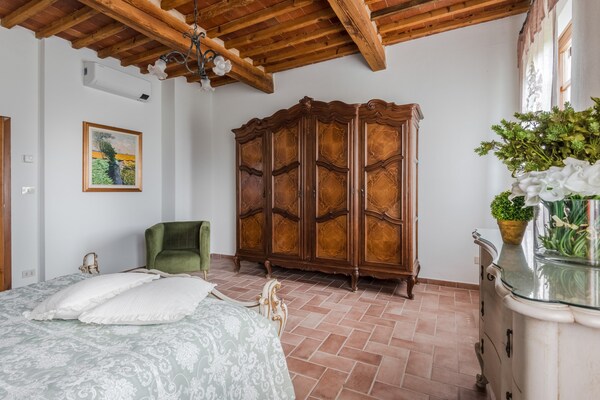 Foto van Villa in Toscane nabij Pisa met zwembad - Vakantiehuis in Orentano - BedRoom
