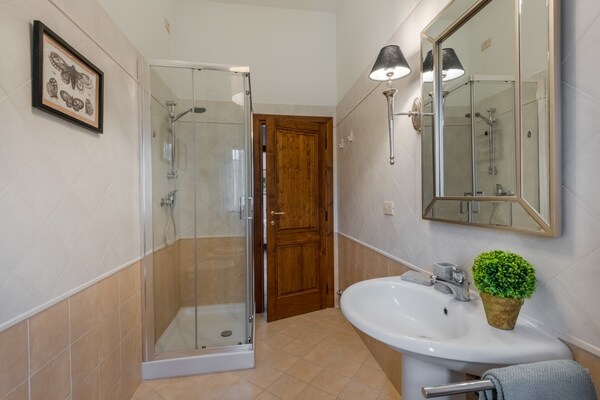 Foto van Villa in Toscane nabij Pisa met zwembad - Vakantiehuis in Orentano - BathRoom