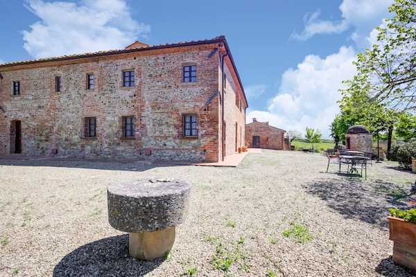 Foto van Appartement in Peccioli met zwembad - Vakantiehuis in Peccioli - ExteriorSummer