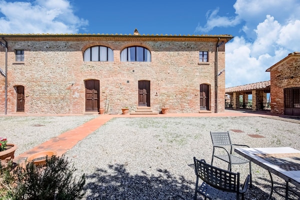 Foto van Appartement in Peccioli met zwembad - Vakantiehuis in Peccioli - ExteriorSummer
