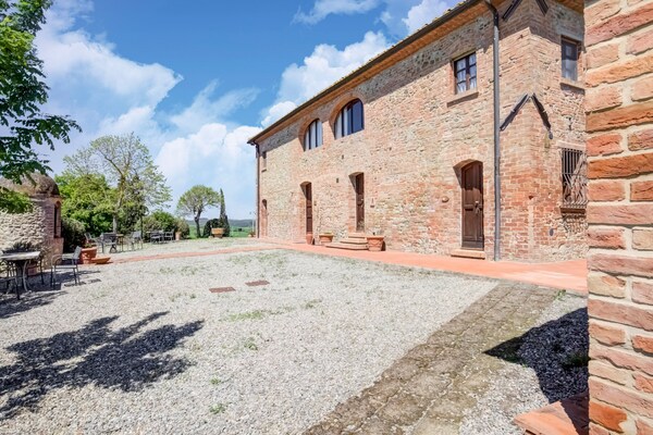 Foto van Appartement in Peccioli met zwembad - Vakantiehuis in Peccioli - ExteriorSummer