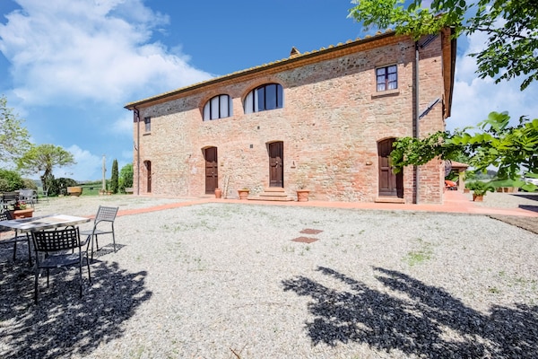 Foto van Appartement in Peccioli met zwembad - Vakantiehuis in Peccioli - ExteriorSummer