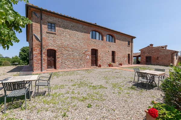 Foto van Appartement in Peccioli met zwembad - Vakantiehuis in Peccioli - ExteriorSummer