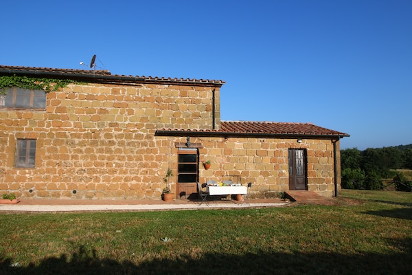 Foto van Uniek Sorano-verblijf met zwembad - Vakantiehuis in Sorano - ExteriorSummer