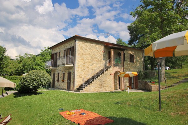Foto van Appartement in Marche met Zwembad en Privacy - Vakantiehuis in Apecchio - ExteriorSummer