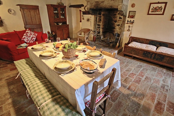 Foto van Boerderij in Apecchio met Zwembad - Vakantiehuis in Apecchio - DiningRoom