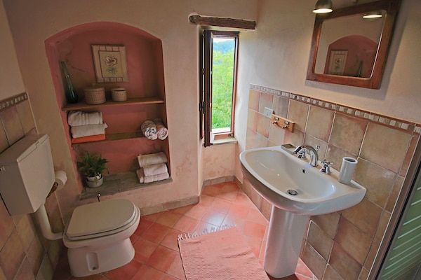 Foto van Boerderij in Apecchio met Zwembad - Vakantiehuis in Apecchio - BathRoom