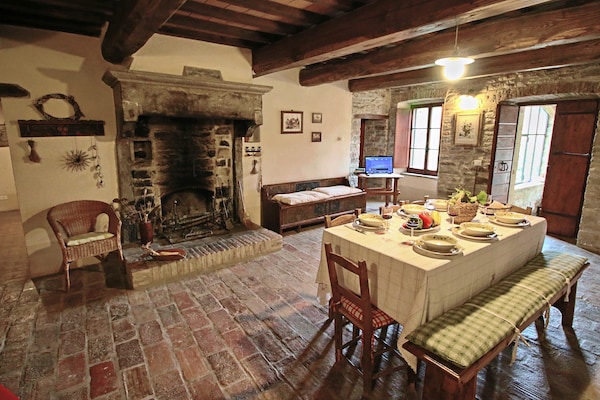 Foto van Boerderij in Apecchio met Zwembad - Vakantiehuis in Apecchio - DiningRoom