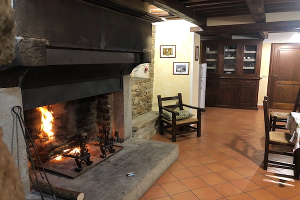 Foto van Chalet in Apecchio met Zwembad en Uitzicht - Vakantiehuis in Apecchio - LivingRoom