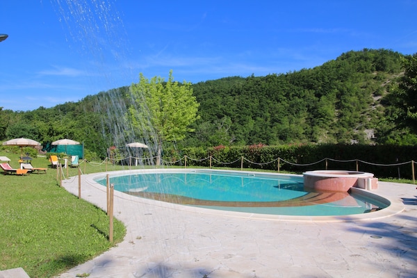 Foto van Appartement in Marche met Zwembad en Uitzicht - Vakantiehuis in Apecchio - PoolOfHouse