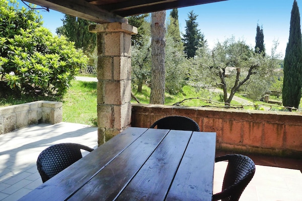 Foto van Gezinsappartement in Guardistallo met Zwembad - Vakantiehuis in Guardistallo - terrace