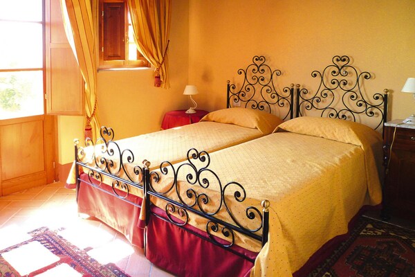 Foto van Landgoed Monte Serra met zwembad en olijven - Vakantiehuis in Pisa - BedRoom