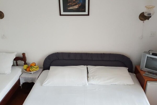Foto van Comfortable Budva Rooms - Double Room 3 - Vakantiehuis in Petrovac na Moru - BedRoom
