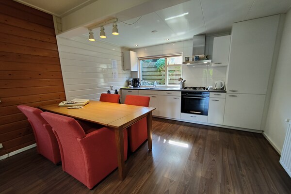 Foto van Huisje in Veluwe bij Bospark - Vakantiehuis in Garderen - DiningRoom