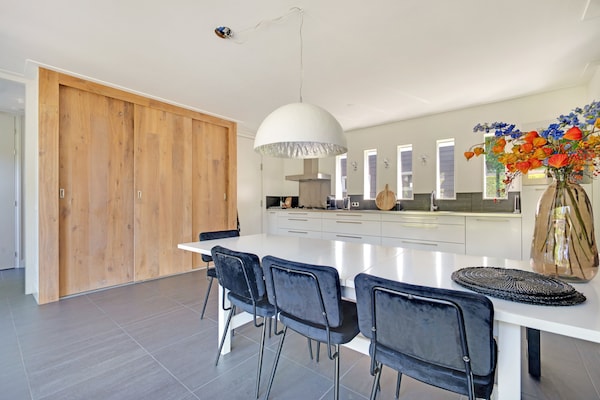 Foto van Familiehuis in Grou bij Watersport - Vakantiehuis in Grou - DiningRoom