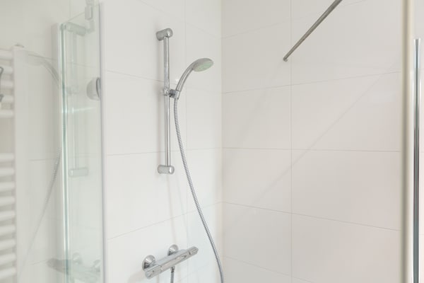 Foto van Gerestyled appartement met geweldig uitzicht - Vakantiehuis in Den Haag - BathRoom