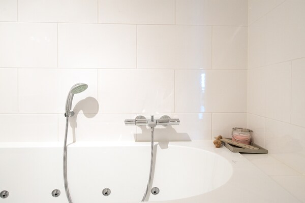 Foto van Aantrekkelijk appartement in Den Haag met balkon - Vakantiehuis in Den Haag - BathRoom