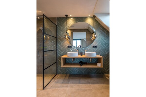 Foto van Villa op Texel bij Krimbos natuurgebied - Vakantiehuis in De Cocksdorp - BathRoom