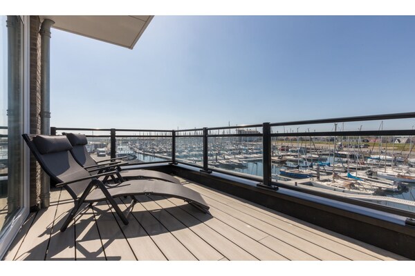 Foto van Appartement Sint Annaland met Havenzicht - Vakantiehuis in St. Annaland - TerraceBalcony