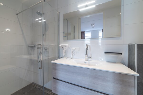 Foto van Vakantiehuis in Colijnsplaat bij Oosterschelde - Vakantiehuis in Colijnsplaat - BathRoom