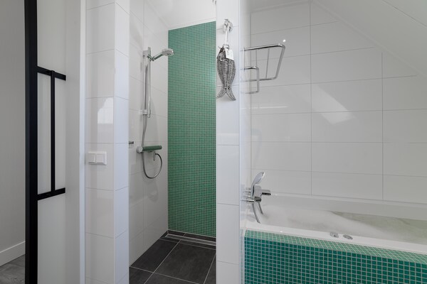 Foto van Villa bij Oosterschelde met Game Room - Vakantiehuis in Colijnsplaat - BathRoom