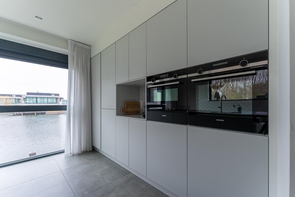 Foto van Villa met privézwembad aan het Veerse Meer - Vakantiehuis in Arnemuiden - Kitchen