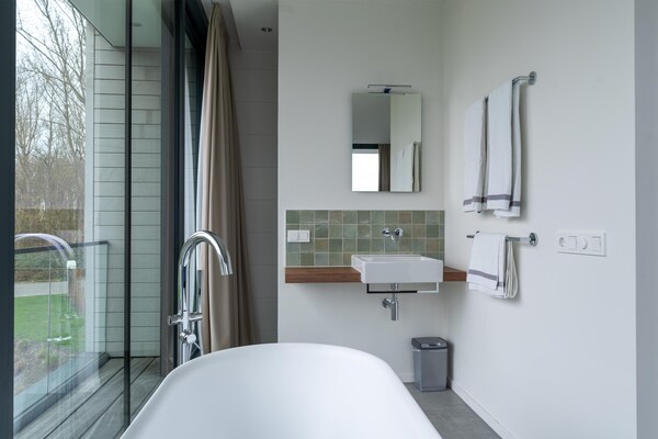 Foto van Villa met privézwembad aan het Veerse Meer - Vakantiehuis in Arnemuiden - BathRoom