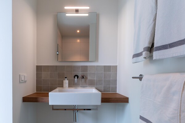 Foto van Villa met privézwembad aan het Veerse Meer - Vakantiehuis in Arnemuiden - BathRoom