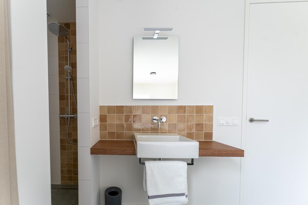 Foto van Villa met privézwembad aan het Veerse Meer - Vakantiehuis in Arnemuiden - BathRoom