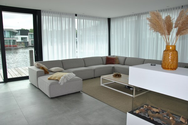 Foto van Villa met privézwembad aan het Veerse Meer - Vakantiehuis in Arnemuiden - LivingRoom