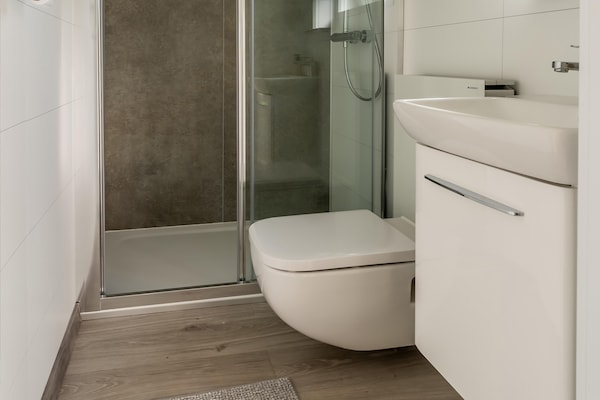Foto van Luxe chalet nabij Ouddorp met tuin - Vakantiehuis in Goedereede - BathRoom