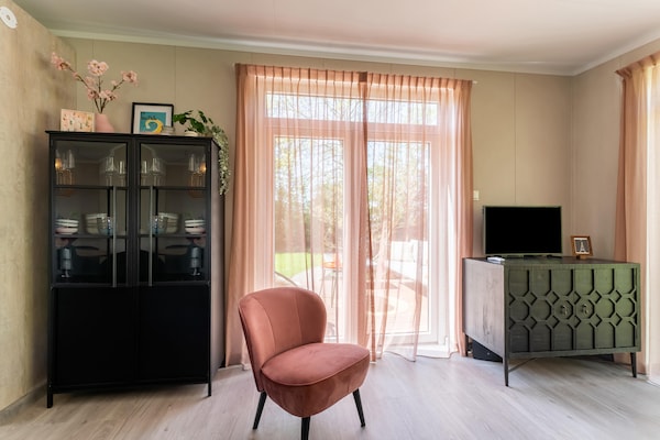 Foto van Luxe chalet nabij Ouddorp met tuin - Vakantiehuis in Goedereede - LivingRoom