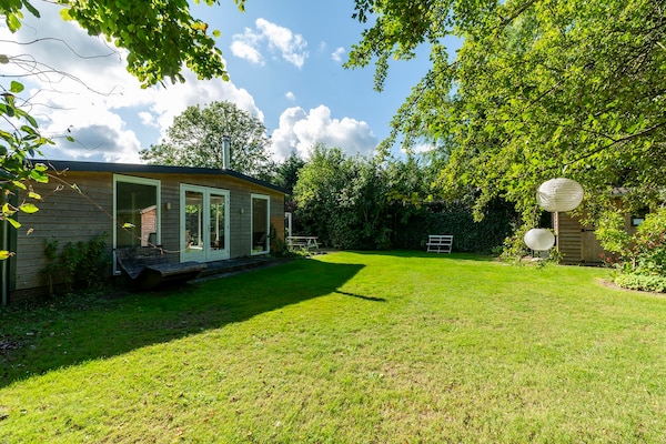 Foto van Bungalow in Nederland met tuin & trampoline - Vakantiehuis in Sint Maartensvlotbrug - ExteriorSummer