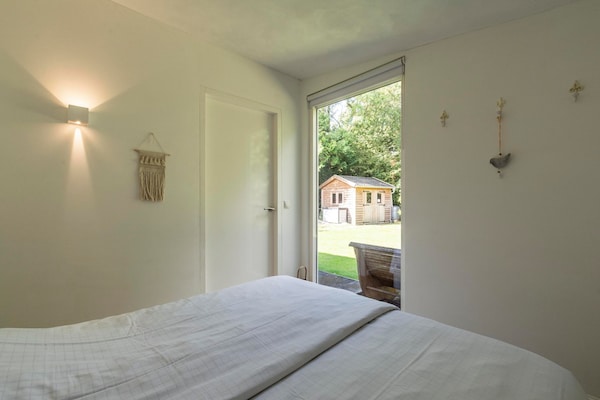 Foto van Bungalow in Nederland met tuin & trampoline - Vakantiehuis in Sint Maartensvlotbrug - BedRoom
