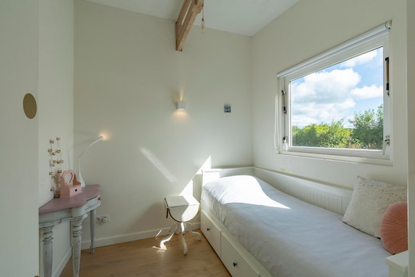 Foto van Bungalow in Nederland met tuin & trampoline - Vakantiehuis in Sint Maartensvlotbrug - BedRoom