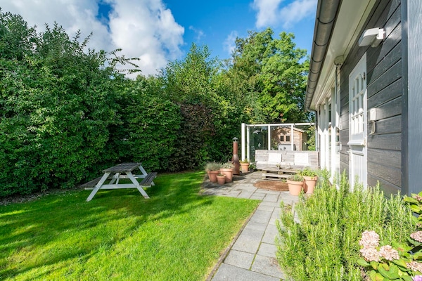 Foto van Bungalow in Nederland met tuin & trampoline - Vakantiehuis in Sint Maartensvlotbrug - GardenSummer