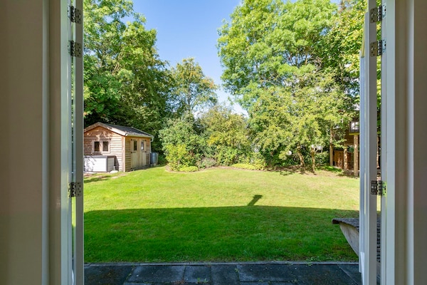 Foto van Bungalow in Nederland met tuin & trampoline - Vakantiehuis in Sint Maartensvlotbrug - GardenSummer