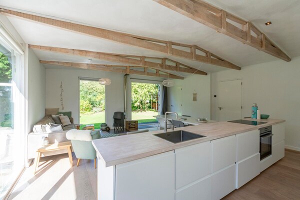 Foto van Bungalow in Nederland met tuin & trampoline - Vakantiehuis in Sint Maartensvlotbrug - Kitchen