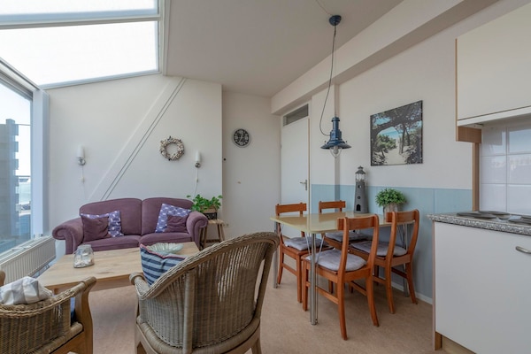 Foto van Dorpsplein 23E op het plein van Callantsoog - Vakantiehuis in Callantsoog - LivingRoom