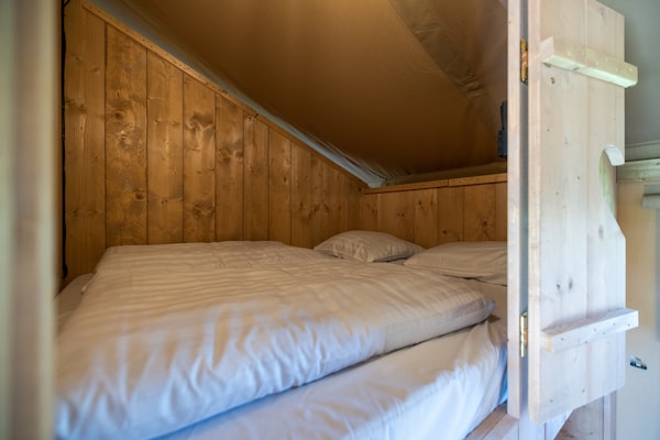 Foto van Safarilodge voor 6 personen met veranda nabij het IJsselmeer - BedRoom