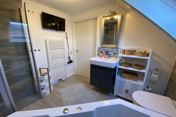 Foto van Carpe Diem met steiger en boot - Vakantiehuis in Medemblik - Untagged