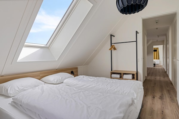 Foto van Villa aan het IJsselmeer met eigen steiger - Vakantiehuis in PS Opperdoes - BedRoom