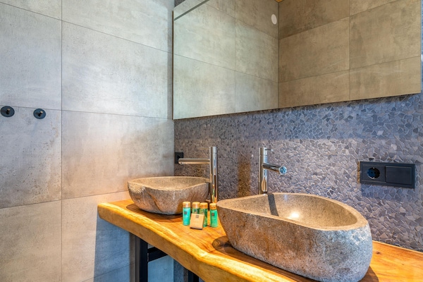 Foto van Stijlvol overnachten met hottub & sfeerhaard. - Vakantiehuis in De Koog - BathRoom