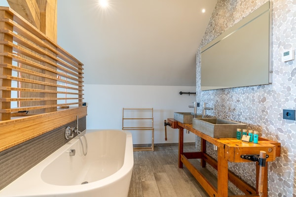 Foto van Stijlvol overnachten met hottub & sfeerhaard. - Vakantiehuis in De Koog - BathRoom