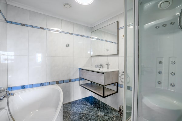 Foto van 2 persoons zeezicht appartement met stoomcabine - Vakantiehuis in De Koog - BathRoom