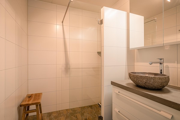Foto van 4 Persoons appartement met zeezicht - Vakantiehuis in De Koog - BathRoom