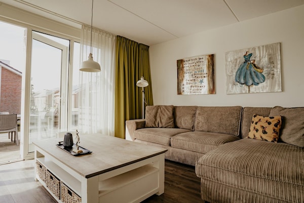Foto van Ruime retraite aan het meer - Vakantiehuis in Uitgeest - LivingRoom