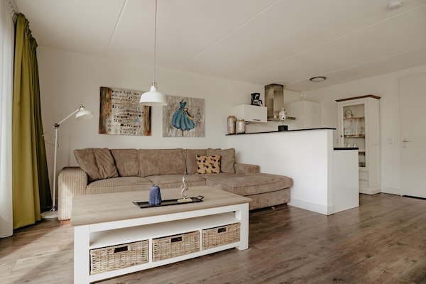 Foto van Ruime retraite aan het meer - Vakantiehuis in Uitgeest - LivingRoom
