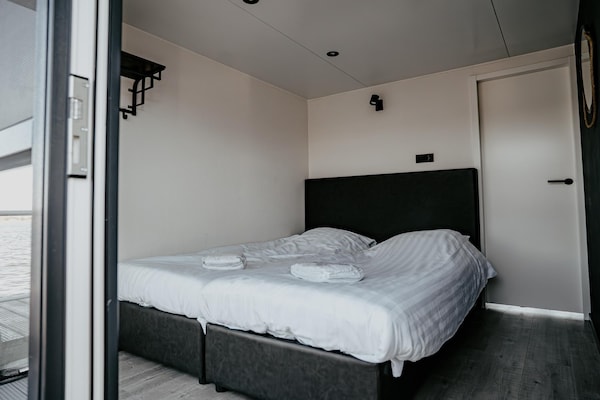 Foto van Luxe woonbootvakantie - Vakantiehuis in Uitgeest - BedRoom
